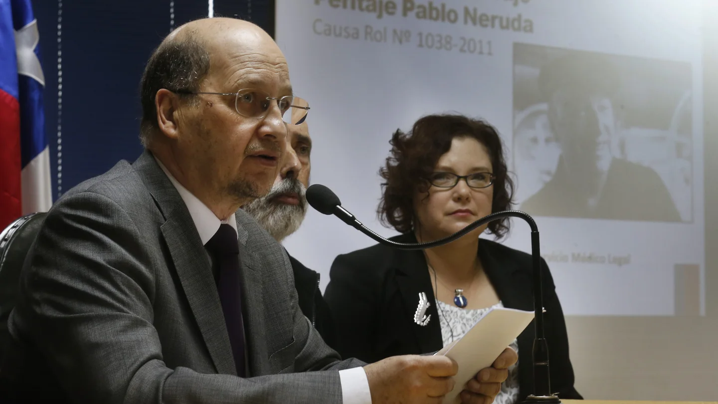 Patricio Bustos presenta el informe con los resultados de las pericias realizadas al cuerpo del poeta. Patricio Bustos presenta el informe con los resultados de las pericias realizadas al cuerpo del poeta.