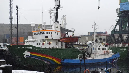 El rompehielos "Arctic Sunrise" en un amarradero del puerto de Múrmansk (Rusia) El rompehielos "Arctic Sunrise" en un amarradero del puerto de Múrmansk (Rusia)
