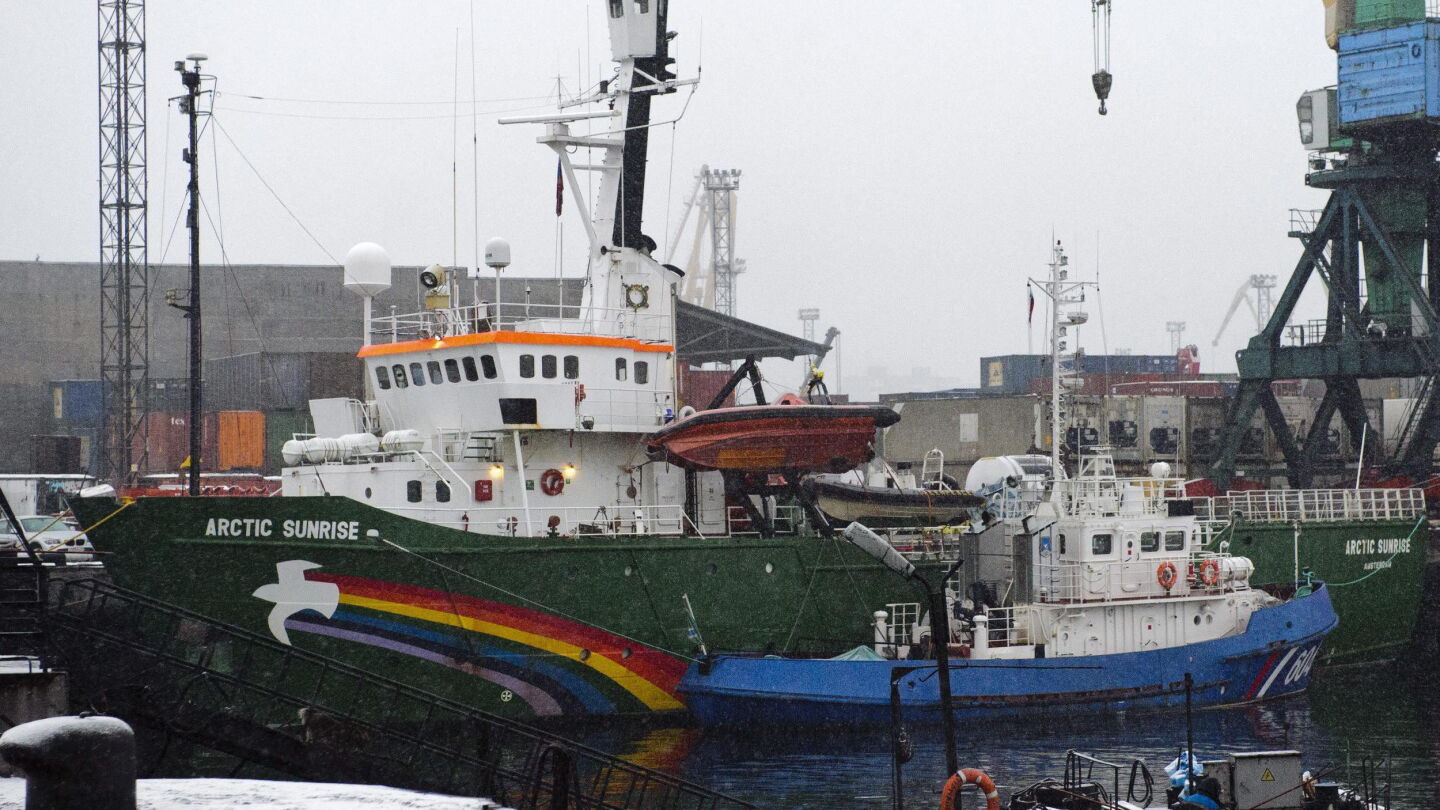 El rompehielos "Arctic Sunrise" en un amarradero del puerto de M&uacute;rmansk (Rusia)