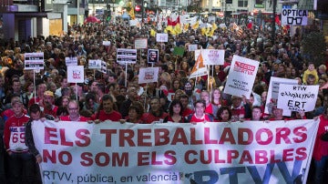 Multitudinaria manifestación contra el cierre de la RTVV por el centro de Valencia