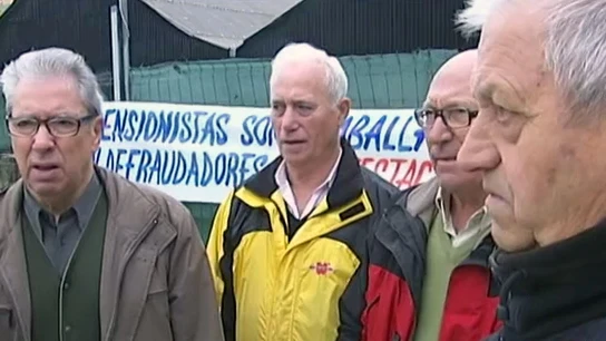 Gallegos retornados protestan contra las multas de Hacienda por no declarar sus pensiones en el extranjero Gallegos retornados protestan contra las multas de Hacienda por no declarar sus pensiones en el extranjero
