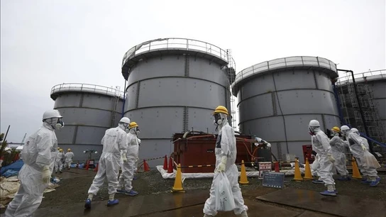 Empleados de TEPCO se protegen con trajes y máscaras Empleados de TEPCO se protegen con trajes y máscaras