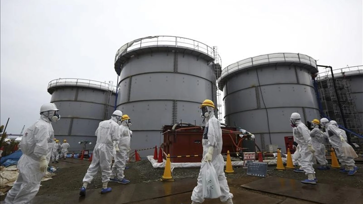Empleados de TEPCO se protegen con trajes y máscaras Empleados de TEPCO se protegen con trajes y máscaras