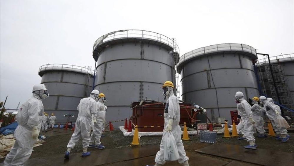 Empleados de TEPCO se protegen con trajes y máscaras