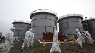 Empleados de TEPCO se protegen con trajes y máscaras