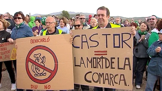 2.000 personas forman una cadena humana para pedir el cierre de Castor 2.000 personas forman una cadena humana para pedir el cierre de Castor