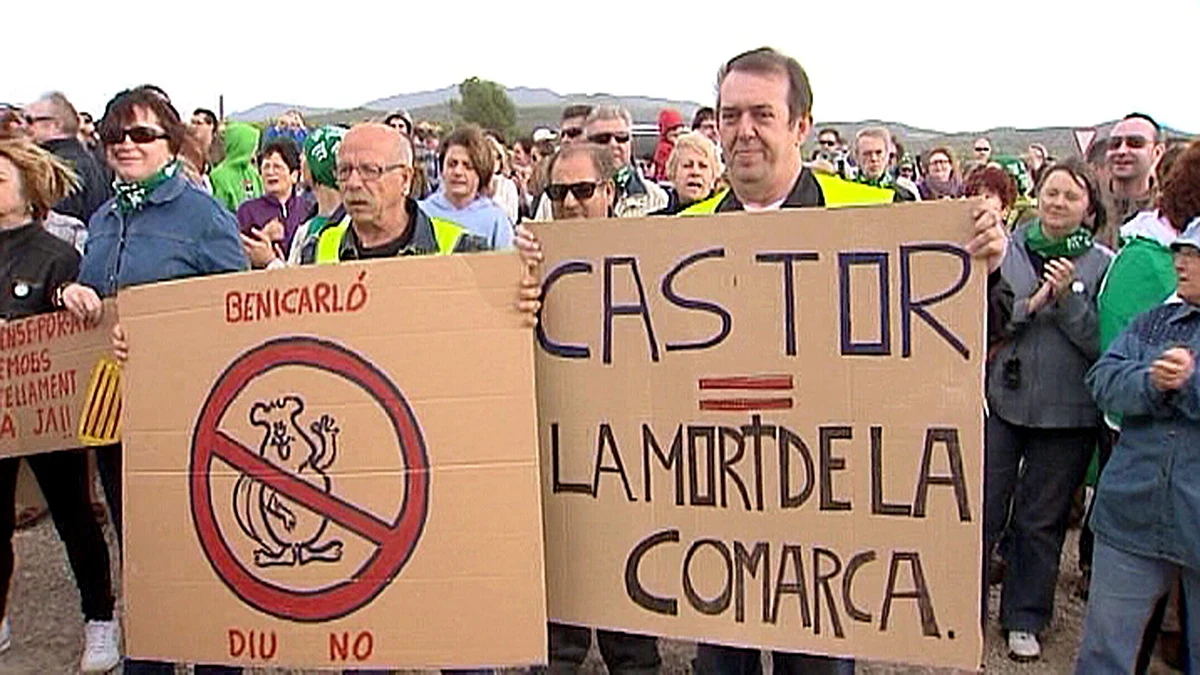 2.000 personas forman una cadena humana para pedir el cierre de Castor