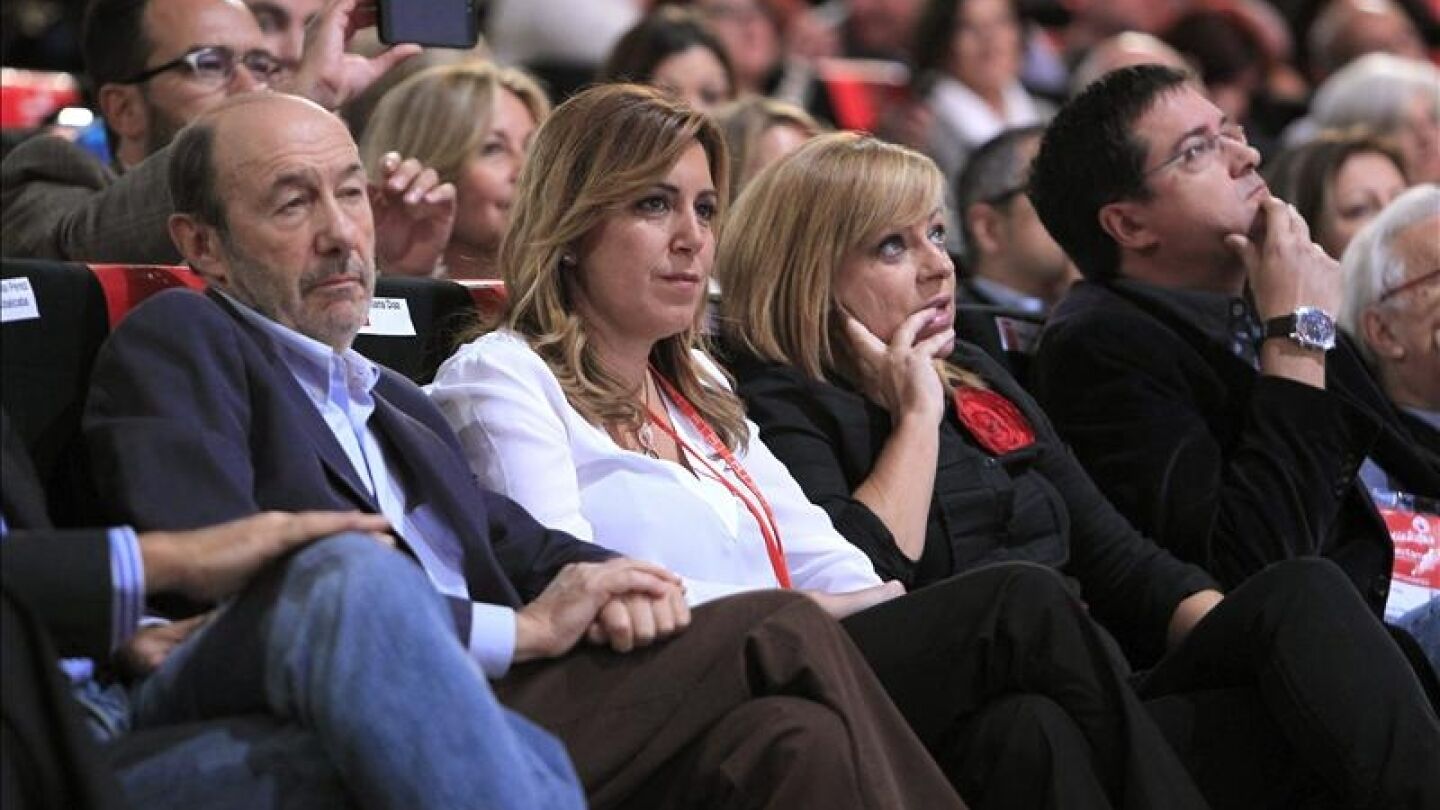 El l&iacute;der del PSOE, Alfredo P&eacute;rez Rubalcaba junto a otros integrantes del partido.