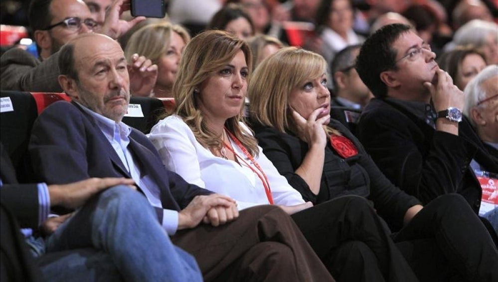 El líder del PSOE, Alfredo Pérez Rubalcaba junto a otros integrantes del partido.
