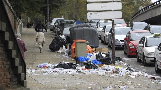 La basura colapsa las calles de Madrid durante la huelga de limpieza La basura colapsa las calles de Madrid durante la huelga de limpieza
