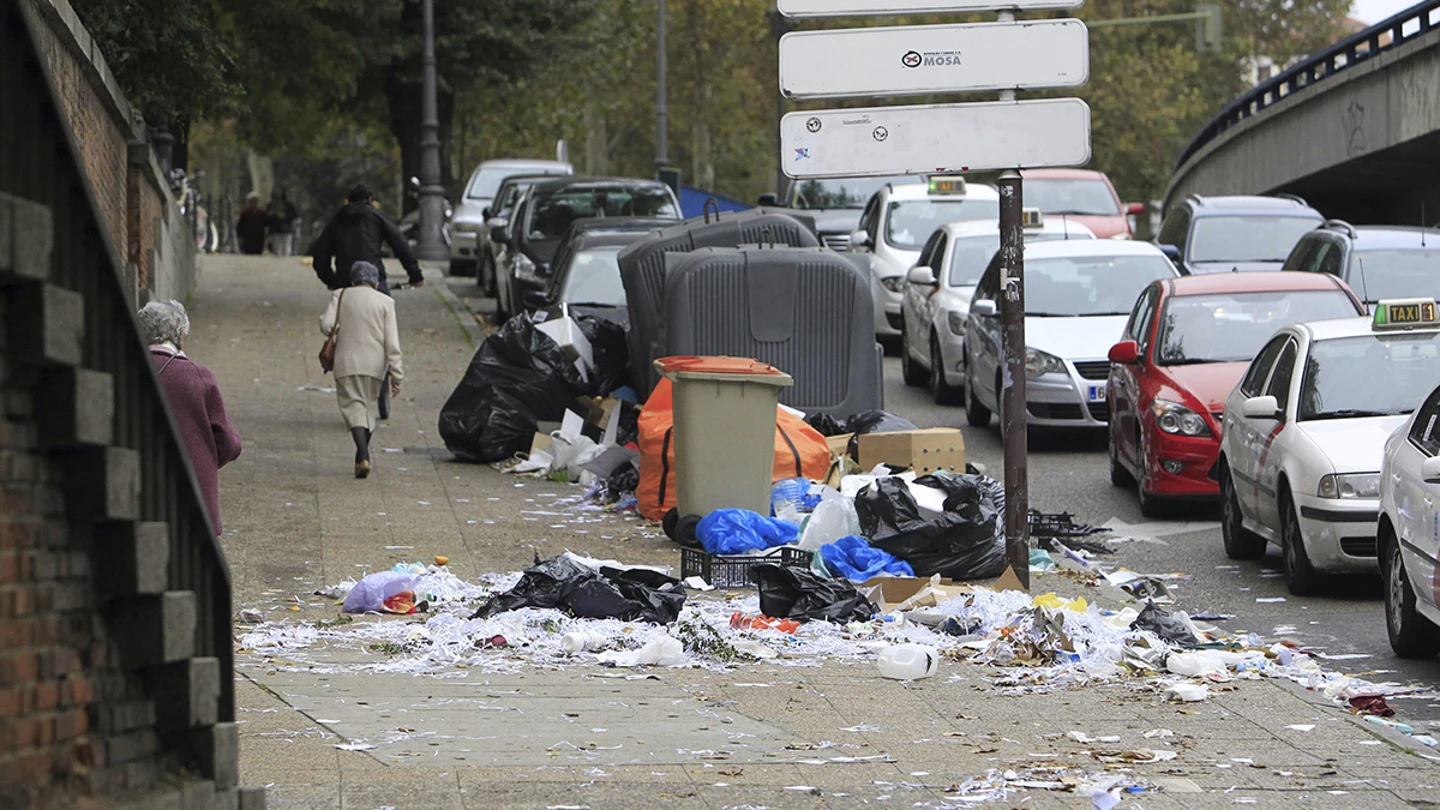 La basura colapsa las calles de Madrid durante la huelga de limpieza La basura colapsa las calles de Madrid durante la huelga de limpieza