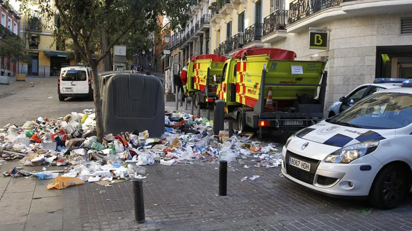 Basura amontonada en la plaza de Carlos Cambronero en el centrop de Madrid Basura amontonada en la plaza de Carlos Cambronero en el centrop de Madrid
