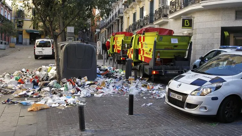  Basura amontonada en la plaza de Carlos Cambronero en el centrop de Madrid