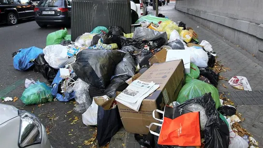 Basura acumulada en la madrileña calle de Caracas Basura acumulada en la madrileña calle de Caracas