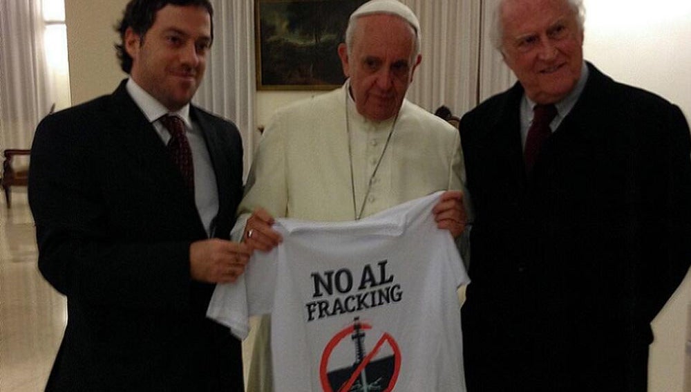 El papa Francisco posa en el Vaticano con una camiseta bajo el lema &#39;No al fracking&#39;