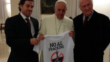 El papa Francisco posa en el Vaticano con una camiseta bajo el lema 'No al fracking'