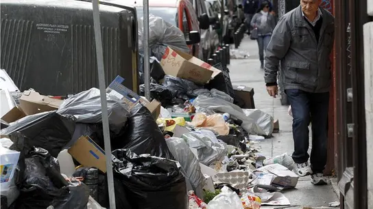 Basura acumulada en la calle Espoz y Mina de Madrid Basura acumulada en la calle Espoz y Mina de Madrid