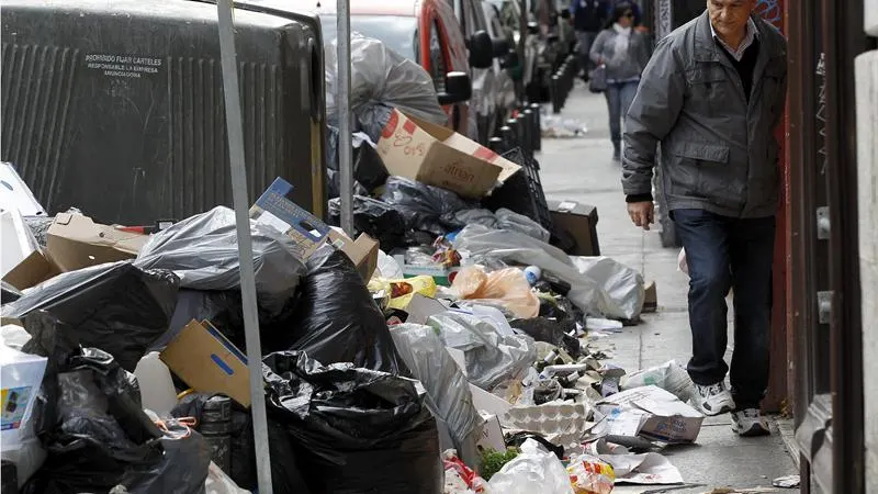 Basura acumulada en la calle Espoz y Mina de Madrid