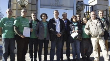 Los representantes de la marea verde, frente a Moncloa