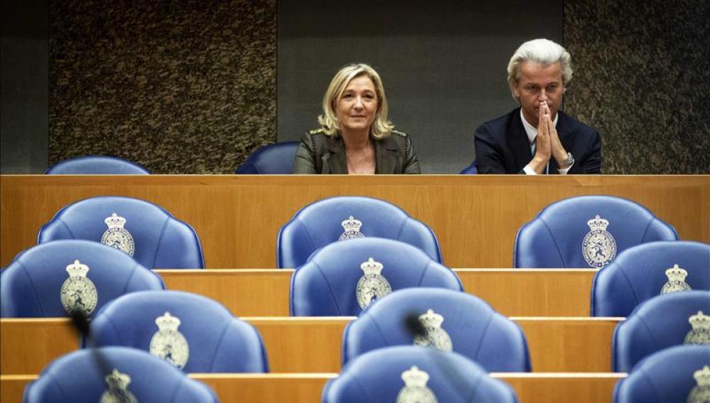 El líder del xenófobo Partido para la Libertad (PVV), Geert Wilders (dcha), y la líder del Frente Nacional francés, Marine Le Pen (izda)