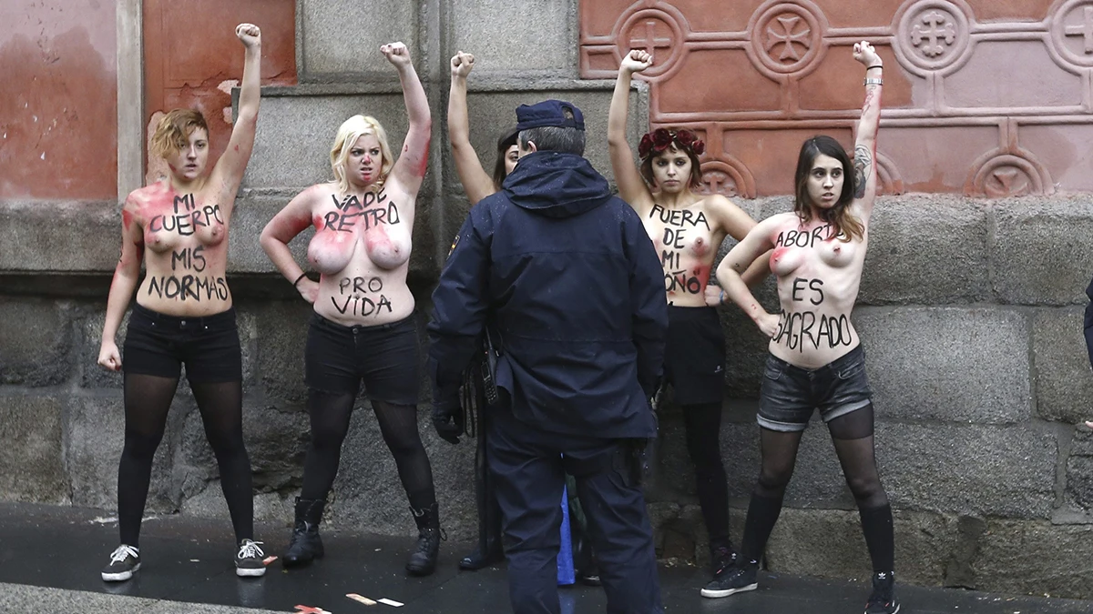 Femen protesta contra la manifestación provida Femen protesta contra la manifestación provida