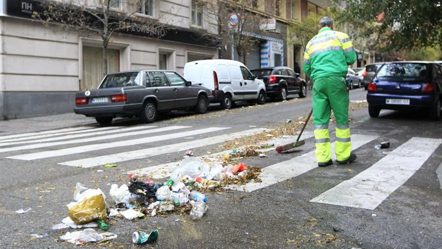 Imagen de un barrendero en las calles de Madrid Imagen de un barrendero en las calles de Madrid
