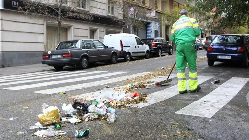 Imagen de un barrendero en las calles de Madrid