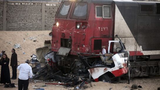 Un tren choca con un minib&uacute;s en El Cairo