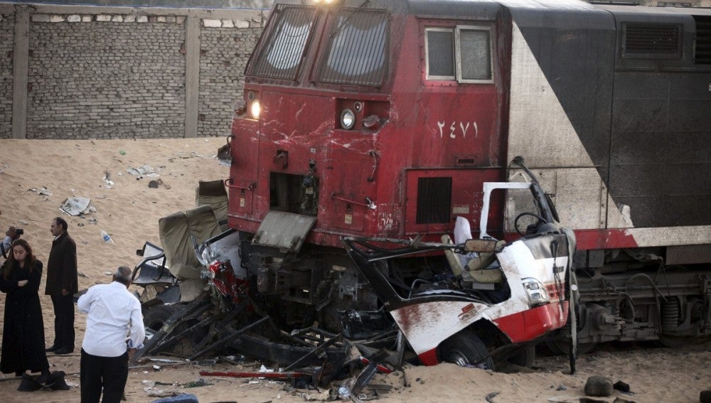 Un tren choca con un minibús en El Cairo