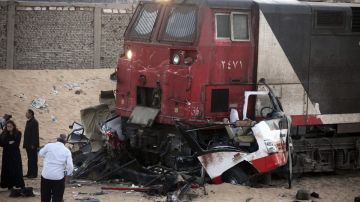 Un tren choca con un minibús en El Cairo