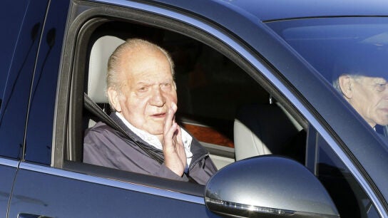 El Rey tras recibir el alta en una de sus operaciones de cadera