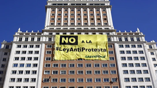 Greenpeace cuelga una pancarta gigante en Madrid contra la Ley de Seguridad Ciudadana Greenpeace cuelga una pancarta gigante en Madrid contra la Ley de Seguridad Ciudadana