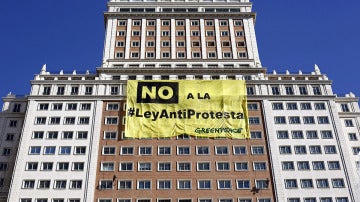 Greenpeace cuelga una pancarta gigante en Madrid contra la Ley de Seguridad Ciudadana