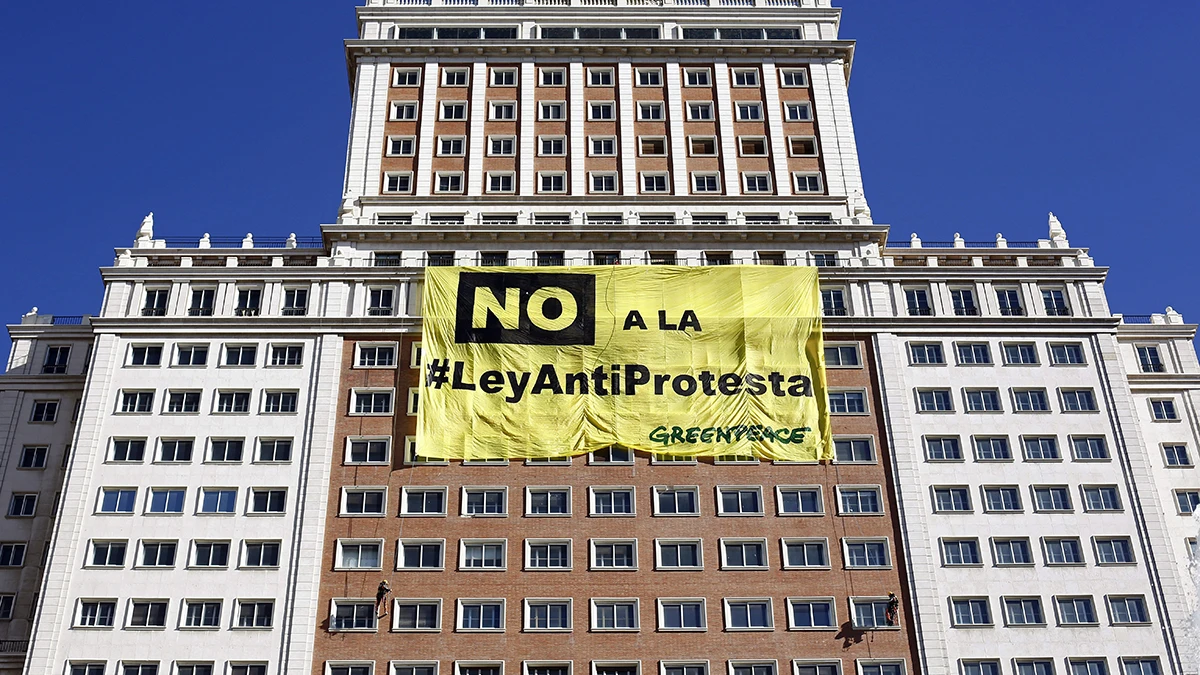 Greenpeace cuelga una pancarta gigante en Madrid contra la Ley de Seguridad Ciudadana