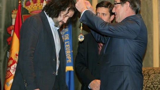 Los vecinos de Angrois reciben la medalla de oro de Santiago por su ayuda en el accidente del Alvia Los vecinos de Angrois reciben la medalla de oro de Santiago por su ayuda en el accidente del Alvia