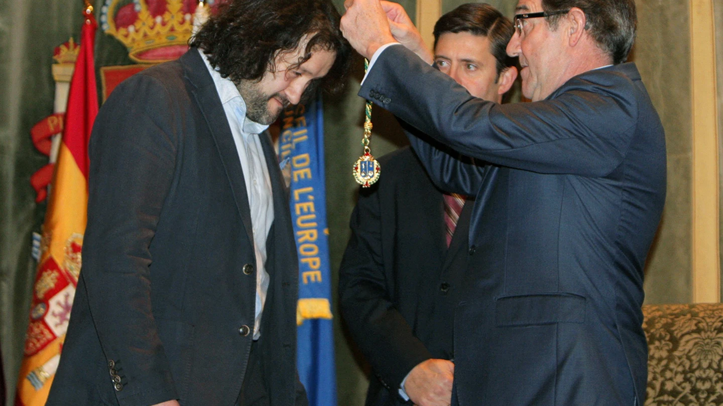 Los vecinos de Angrois reciben la medalla de oro de Santiago por su ayuda en el accidente del Alvia Los vecinos de Angrois reciben la medalla de oro de Santiago por su ayuda en el accidente del Alvia