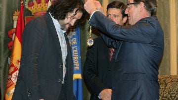 Los vecinos de Angrois reciben la medalla de oro de Santiago por su ayuda en el accidente del Alvia