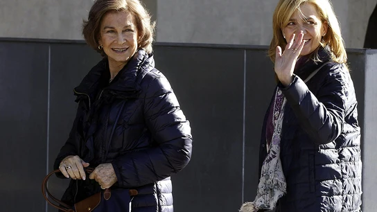 La reina Sofía y la infanta Cristina acuden a visitar al rey La reina Sofía y la infanta Cristina acuden a visitar al rey