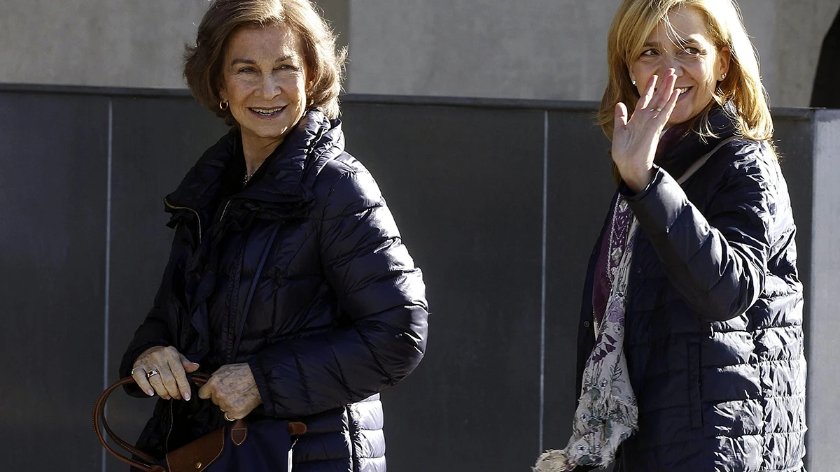 La reina Sof&iacute;a y la infanta Cristina acuden a visitar al rey