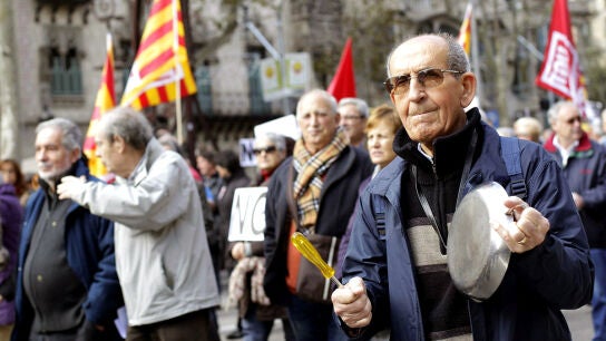 Miles de manifestantes protestan en Barcelona contra los recortes del Gobierno