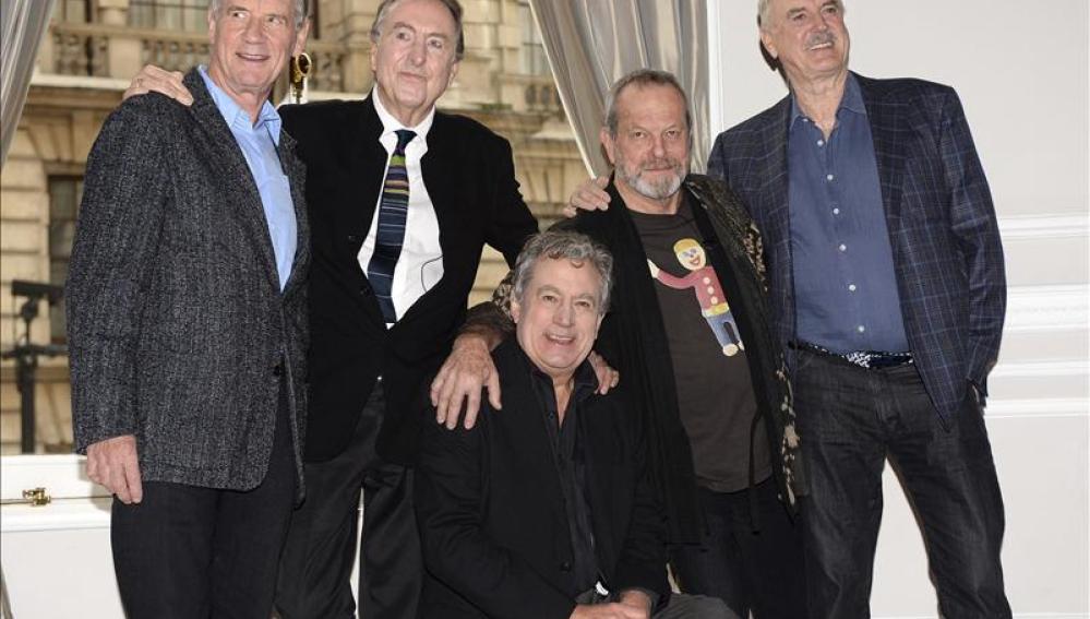 Los cinco componentes del grupo cómico británico Monty Python. 