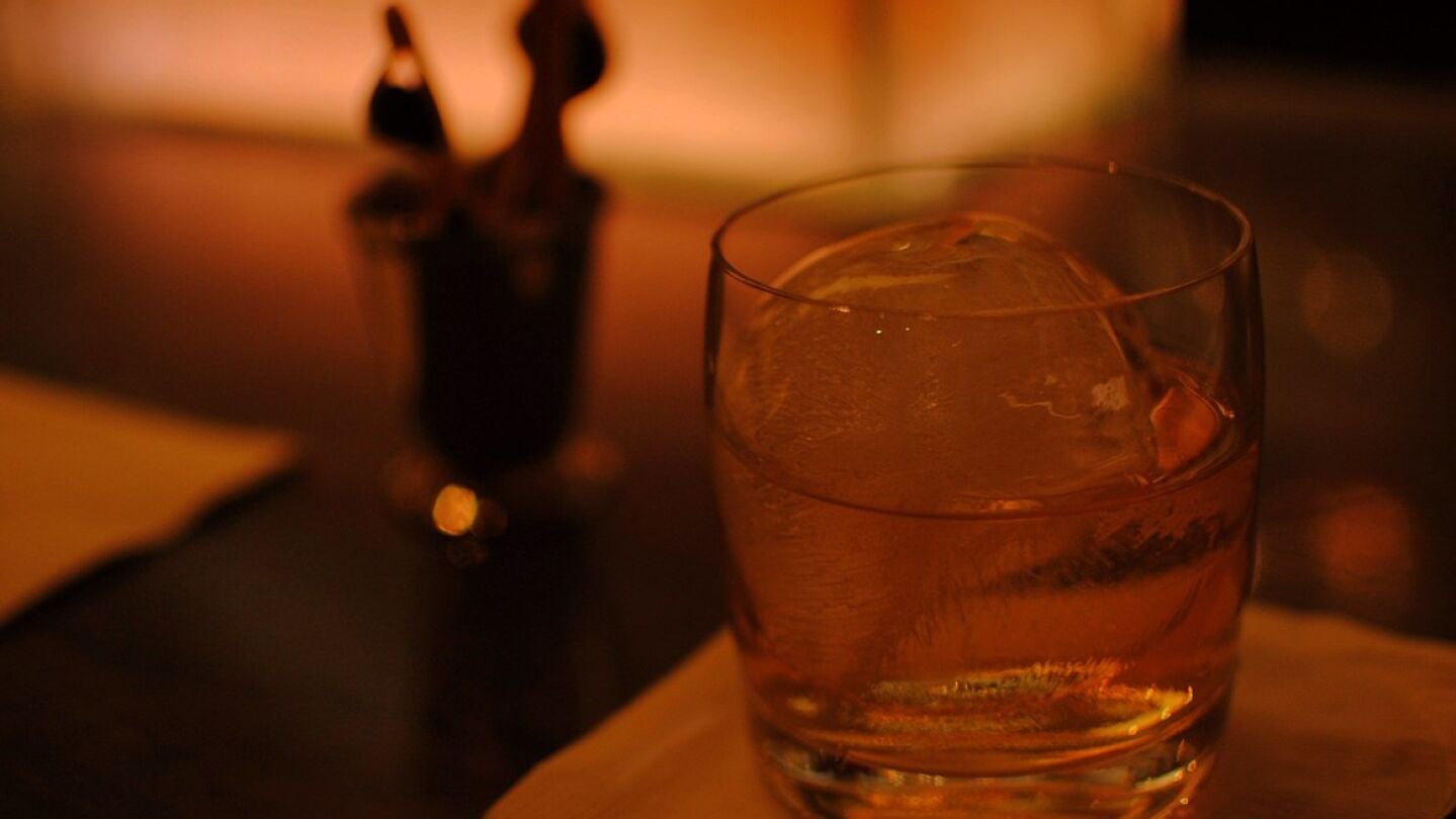 Vaso con bebida alcoh&oacute;lica