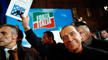 Silvio Berlusconi saluda a sus seguidores