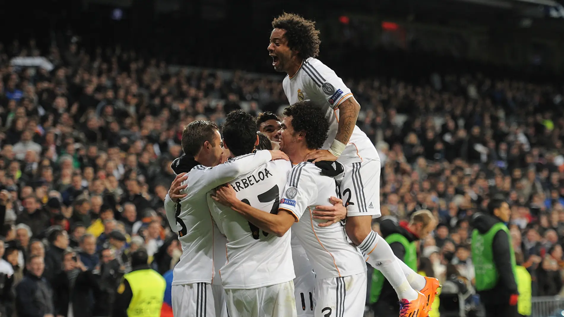 Los jugadores del Madrid celebran un gol