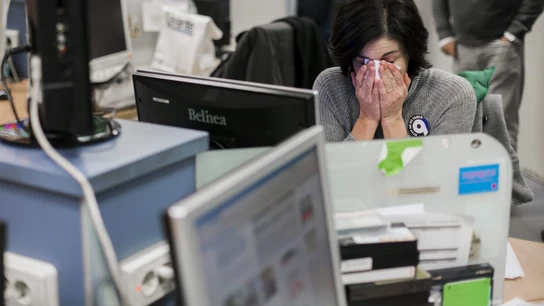 Una trabajadora de RTVV se seca las lágrimas Una trabajadora de RTVV se seca las lágrimas