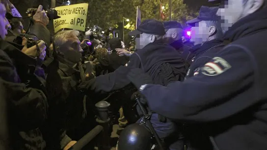 Agentes de la policía ante los concentrados esta tarde ante la sede del PP Agentes de la policía ante los concentrados esta tarde ante la sede del PP