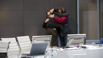 Los trabajadores de Canal 9 se abrazan tras el apagón