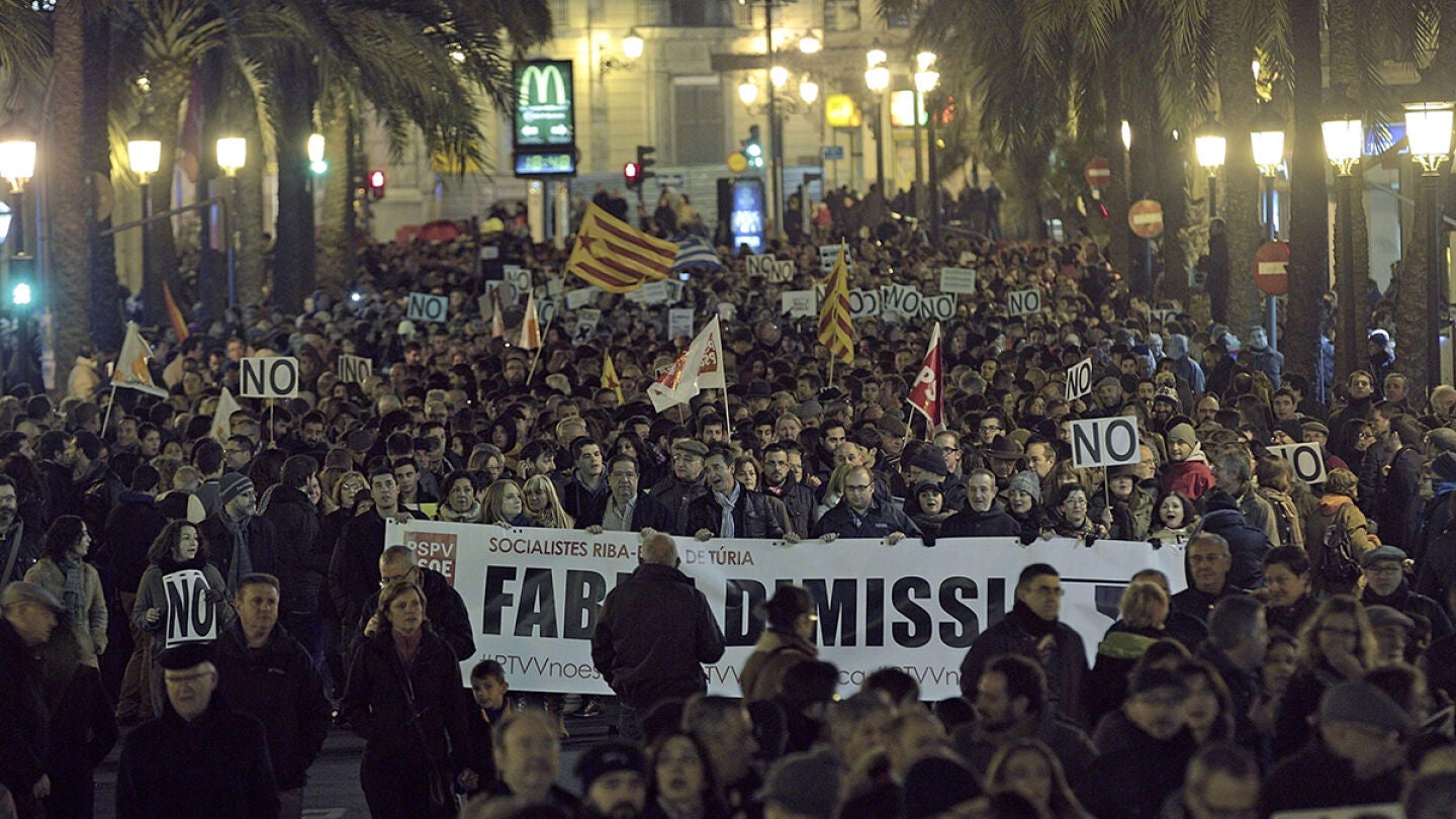 Multitudinaria protesta en Valencia por el cierre de Canal Nou