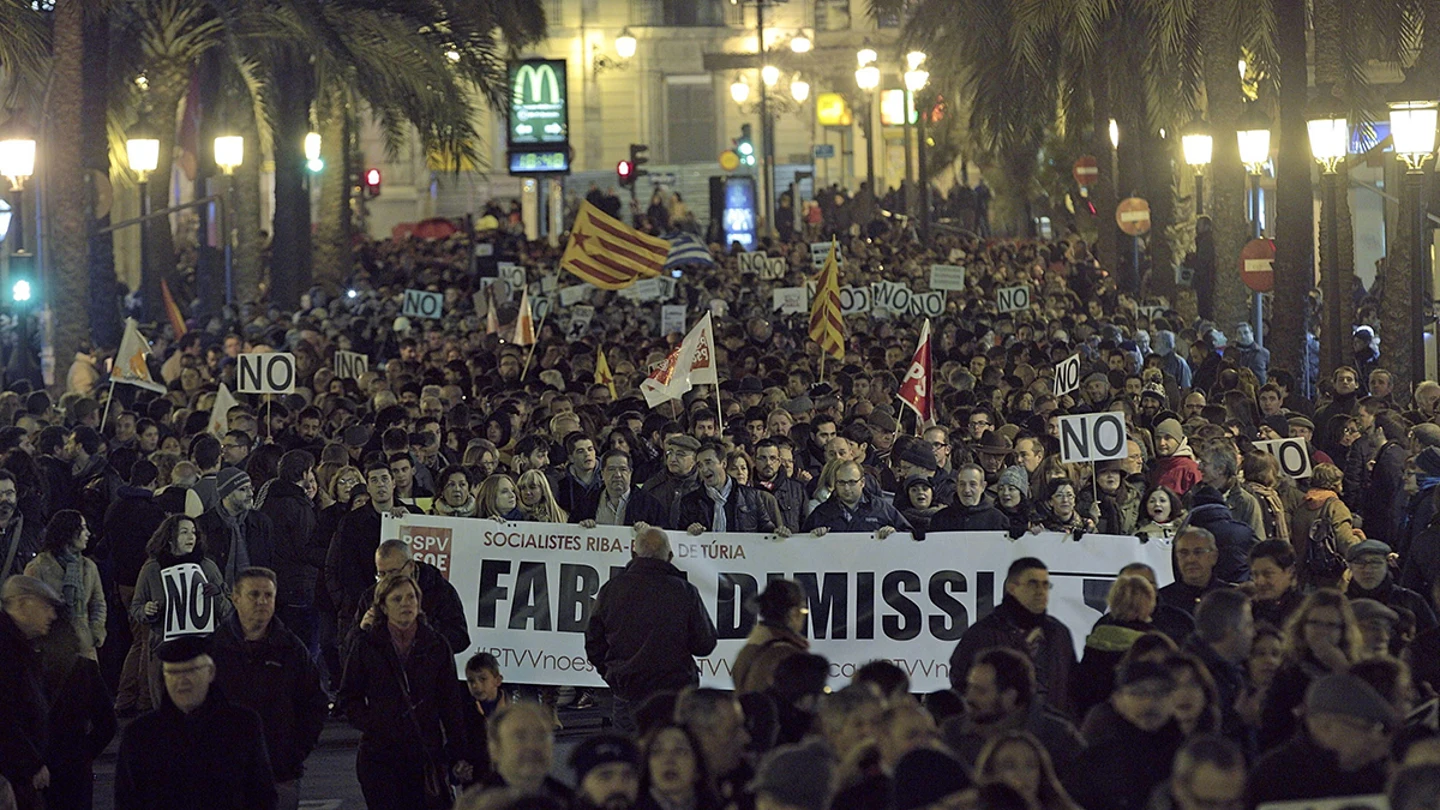 Multitudinaria protesta en Valencia por el cierre de Canal Nou Multitudinaria protesta en Valencia por el cierre de Canal Nou