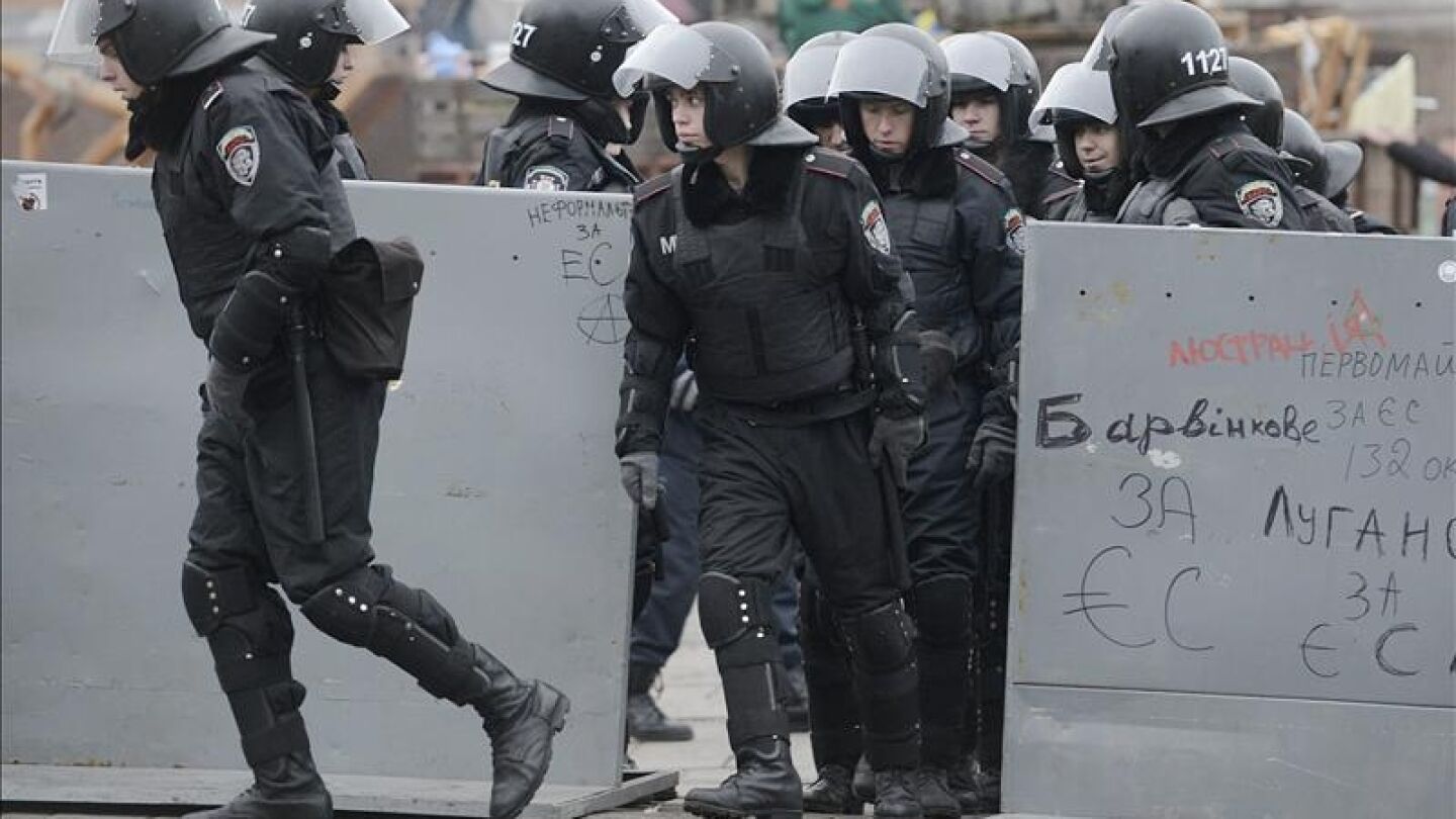 La polic&iacute;a antidisturbios ucraniana se posiciona en la Plaza de la Independencia